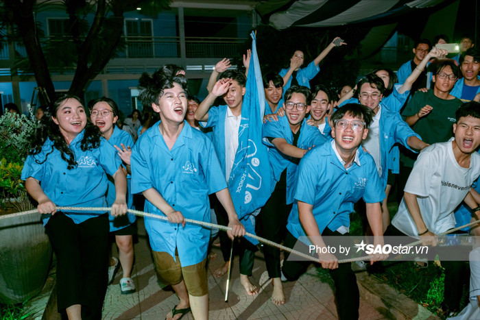 Học sinh quẩy tưng bừng trên nền nhạc EDM trước khi chia xa (Ảnh: Nhật Tân Trần)