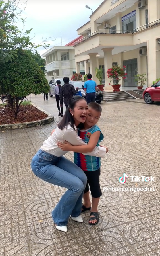 Hoa hậu Ngọc Châu cười rạng rỡ khi được người hâm mộ nhí hôn má.