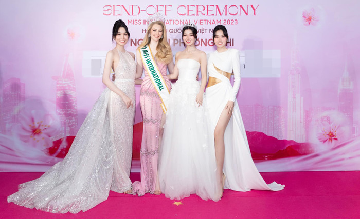 Trong buổi lễ, còn có sự xuất hiện của đương kim Hoa hậu Quốc tế 2022. Bên cạnh đó, Á hậu Tường San và Á hậu Phương Anh cũng có mặt để chia vui cũng như truyền kinh nghiệm cho 'đàn em'