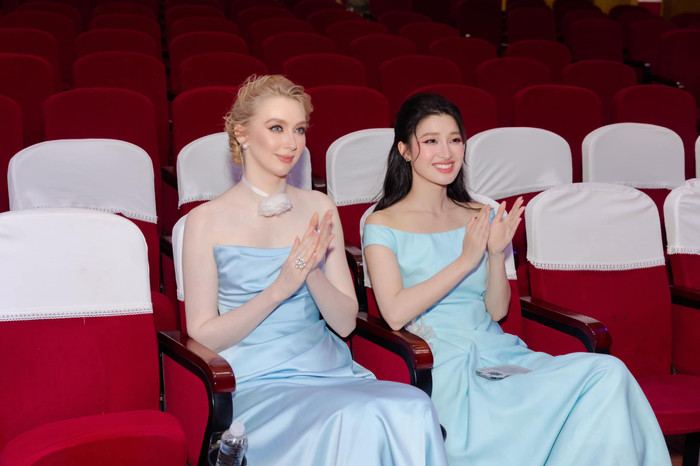 Khi 'đọ sắc' cùng đương kim Hoa hậu, Phương Nhi vẫn không hề lép vế trước 'đàn chị'