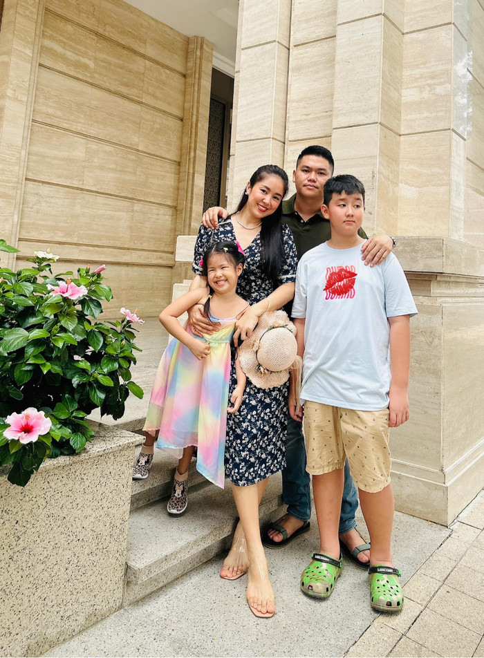 Nhiều người dự đoán con trai Lê Phương sẽ sớm 'vượt mặt' bố mẹ về chiều cao trong tương lai