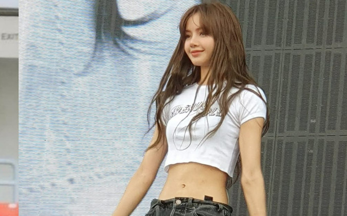 Lisa gây sốt với vòng eo siêu thực, lấn át cả nhan sắc trên sân khấu Ảnh 2