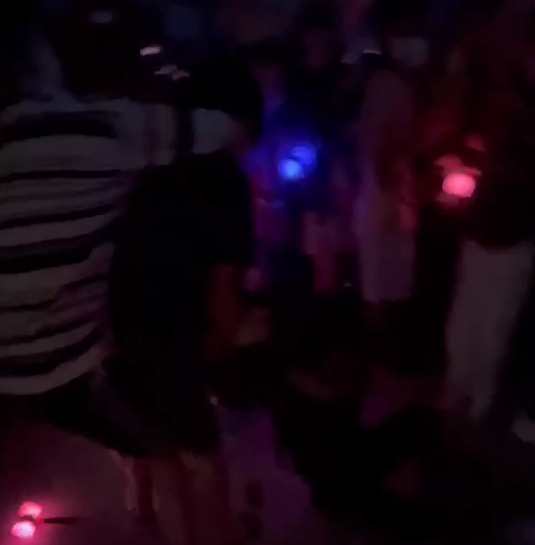 Một số fan nam còn sẵn sàng 'tác động vật lý' lẫn nhau khi Blackpink đang biểu diễn ở trên sân khấu