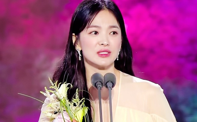  Người yêu của Song Hye Kyo lộ diện: Đẹp 'ăn đứt' Hyun Bin, lớn hơn Lee Min Ho 11 tuổi Ảnh 2