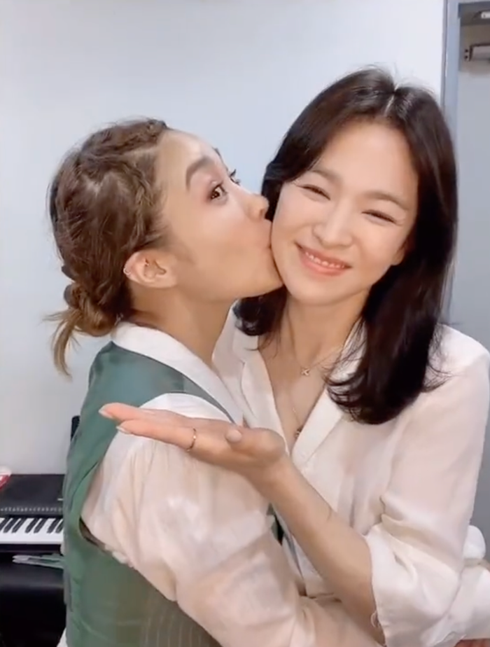  Mệt mỏi vì bị soi mói, Song Hye Kyo công khai ảnh hẹn hò, còn thoải mái để 'người ấy' ôm hôn Ảnh 1