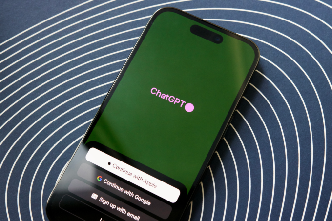 Giao diện đăng nhập ứng dụng ChatGPT trên iPhone 14.