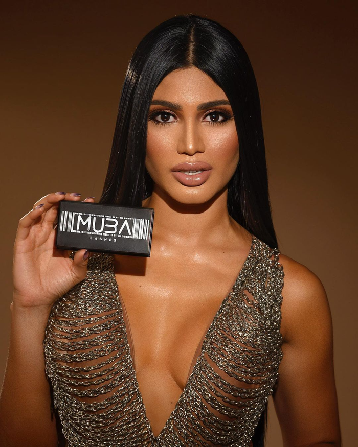 Ở góc chụp cận, Sthefany Gutierrez có gương mặt khá vuông vức với đường line hốc má chuẩn Latinh. Do vậy, có thể vẻ đẹp này lại không thị hiếu đối với người Việt nên các netizen đã buông lời tiêu cực đối với người đẹp Venezuela. 