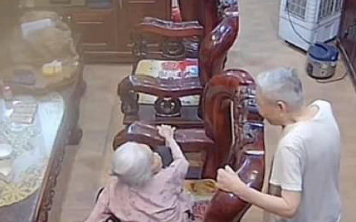 'Chết cười' đoạn video cụ ông 90 tuổi xin vợ cho sang uống nước chè cùng 'thằng cu' 70 tuổi Ảnh 2