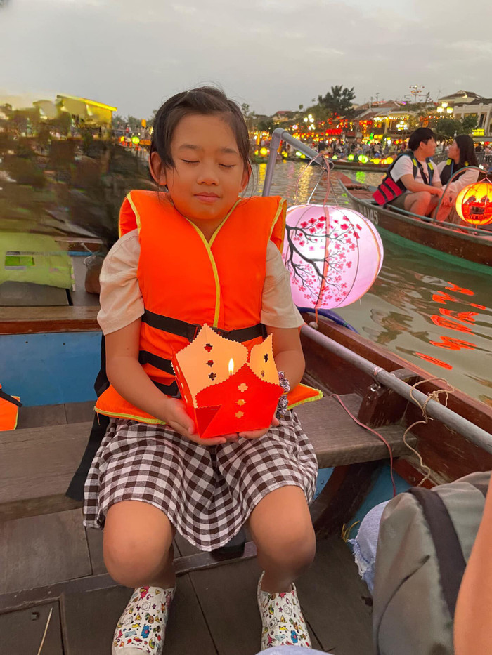 Cuộc sống của bé Lavie cũng thường xuyên được bảo mẫu cập nhật trên mạng xã hội. 