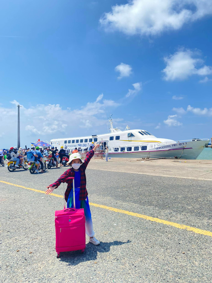 Bảo mẫu tiết lộ, bé Lavie giờ đã tự lập hơn rất nhiều, thích đi trải nghiệm và là cô bé hiểu chuyện, sống tình cảm. 