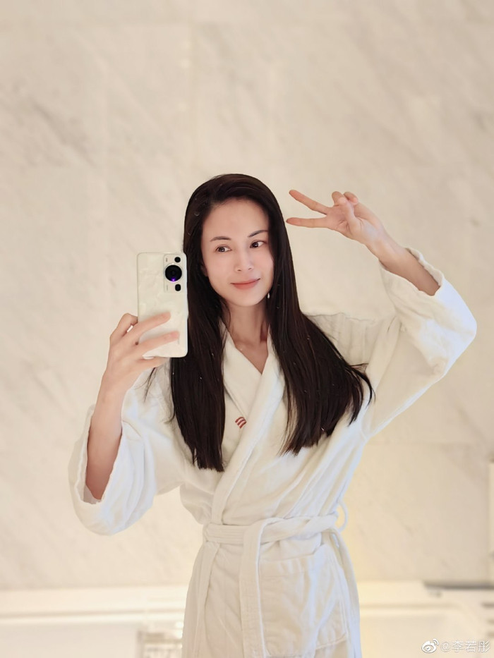 Lý Nhược Đồng khoe sắc bất chấp cam thường.