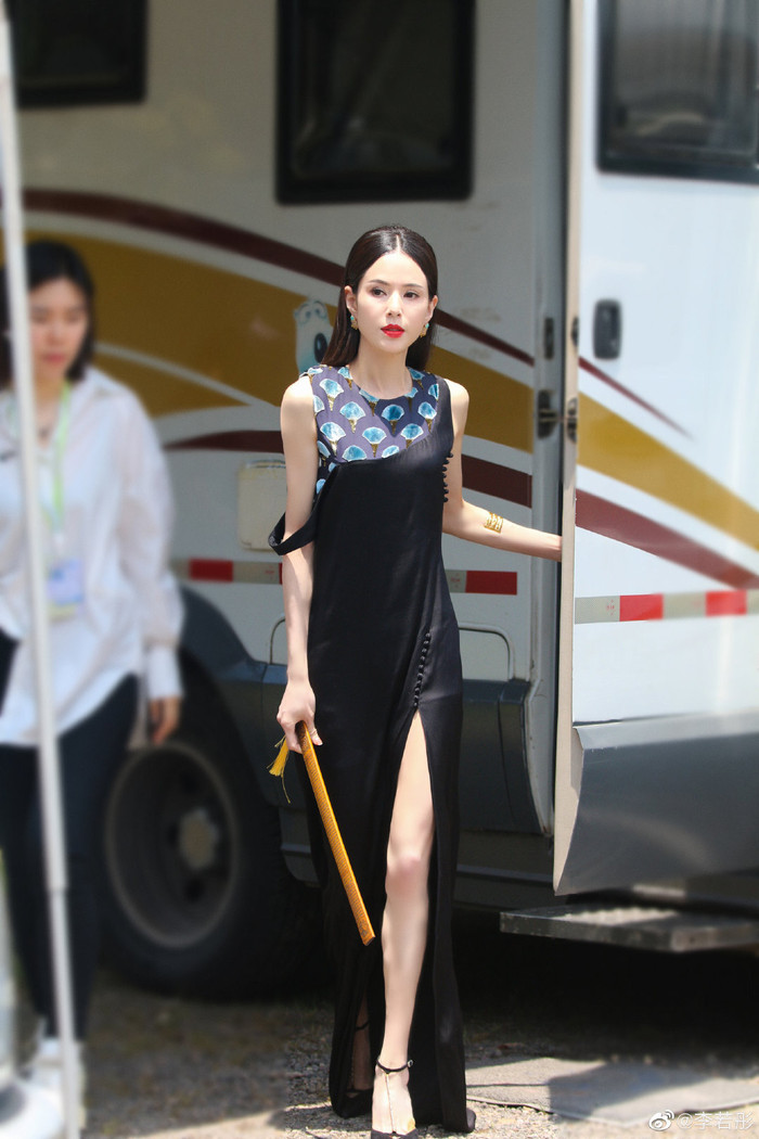 Không chỉ sở hữu nhan sắc 'không tuổi', người đẹp Lý Nhược Đồng còn sở hữu vóc dáng 'không chút mỡ thừa' khiến nhiều người ghen tị. 