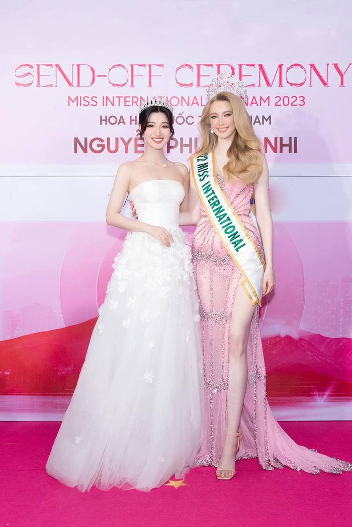 Á hậu Phương Nhi và Miss International 2022 tại buổi lễ công bố, trao sash trở thành đại diện Việt Nam tham gia Hoa hậu Quốc tế 2023.