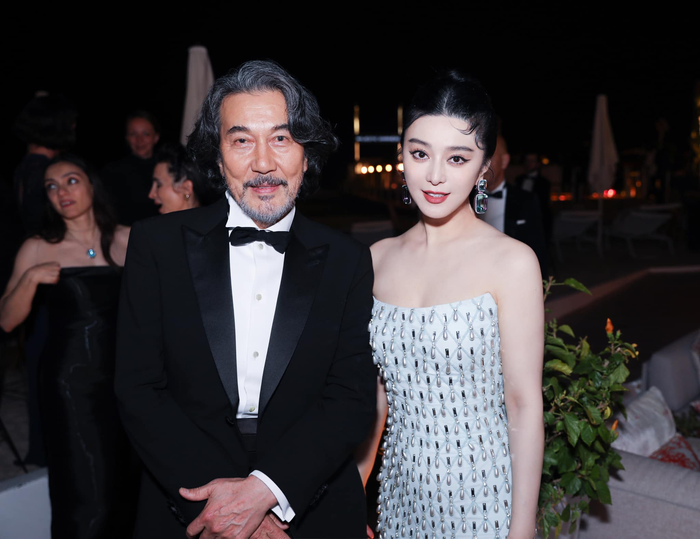 Nữ diễn viên liên tục chụp ảnh với dàn sao quốc tế và cũng là một trong những sao Hoa Ngữ được các nhiếp ảnh gia Cannes ưu ái. 