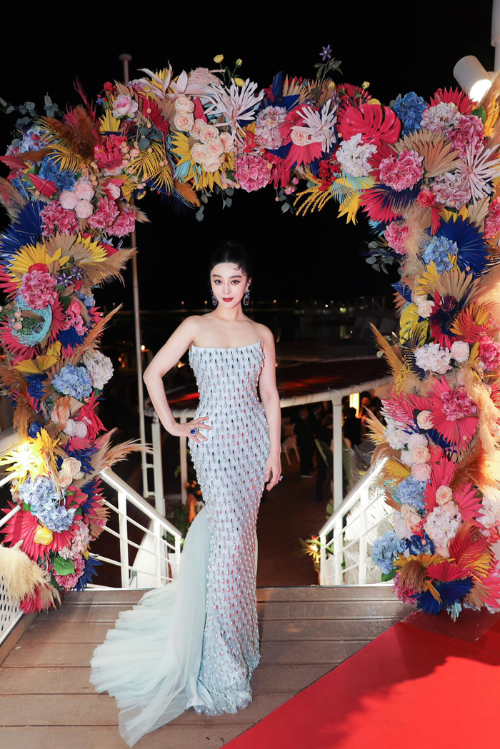 Đã đến ngày thứ 12, Phạm Băng Băng vẫn giữ vững phong độ thời trang đến dạ tiệc cuối cùng của sự kiện. Bên cạnh đó, sự có mặt của nàng Kim Tỏa tại Liên hoan phim lần này như thể 'hâm nóng' được truyền thông Châu Á sau 3 mùa trôi qua.