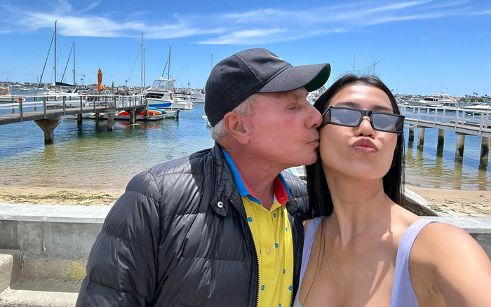 Hotgirl 9X yêu tỷ phú Mỹ U80 bức xúc chuyện bị nhiều cô gái 'chơi xấu', nhắn hàng trăm tin cho chồng Ảnh 2