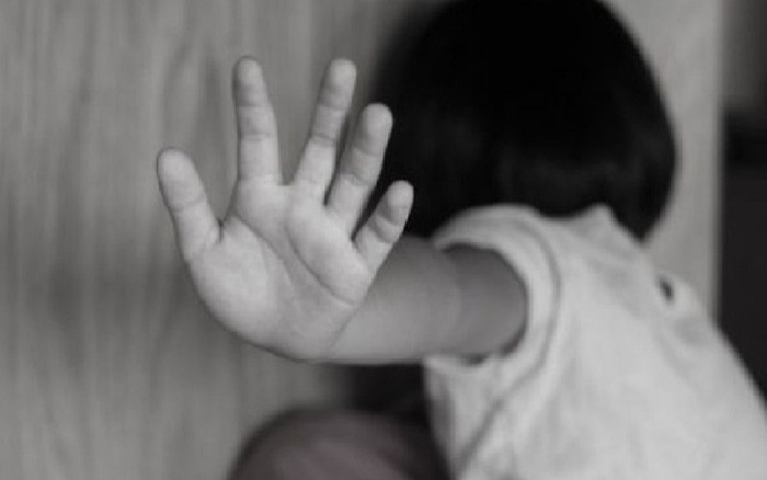 Bé gái vào nhà vệ sinh nhưng lúc trở ra có nhiều vết xước, Công an tìm nhân chứng Ảnh 2