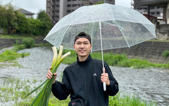 'Sinh tồn cuối tháng' chàng trai Việt sống ở Nhật Bản khiến dân tình 'há hốc' khi ra mương nước hái rau Ảnh 2