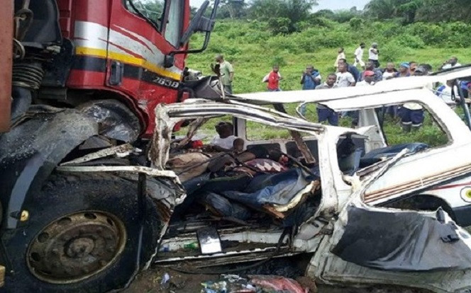 Xe tang đấu đầu trực diện xe tải trên cao tốc khiến ít nhất 16 người đi đưa ma tử vong tại chỗ Ảnh 2