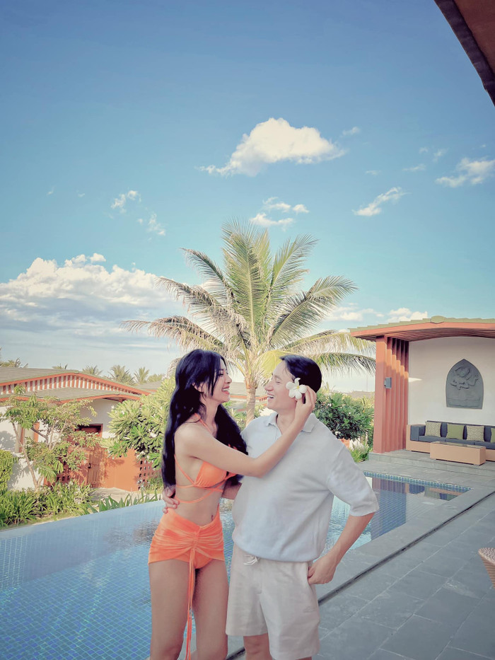 Kể từ khi lập gia đình, không ít lần Phan Mạnh Quỳnh và bà xã khiến khán giả chú ý bởi mức độ hài hước.