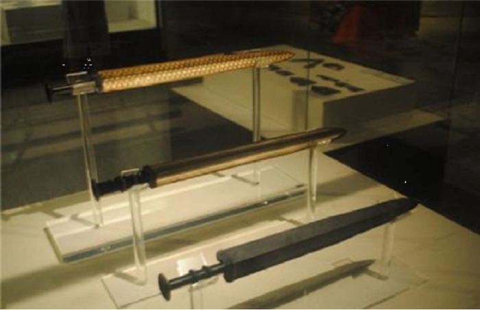 Những thanh kiếm từ thời Xuân Thu được tìm thấy vẫn sắc bén như mới. (Ảnh: Sohu)