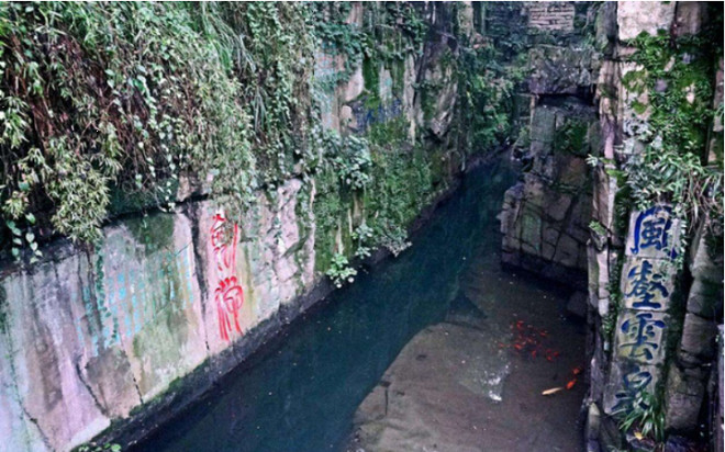 Bí ẩn ngôi mộ bất khả xâm phạm dưới đáy hồ được bảo vệ bởi 3.000 thanh kiếm Ảnh 2