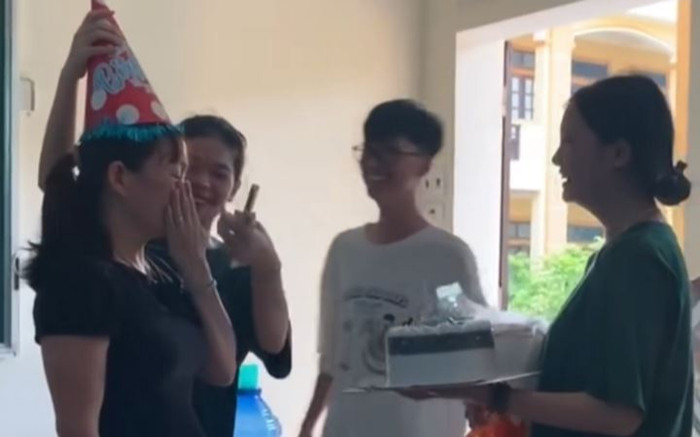 Cô giáo bật khóc trước 'màn kịch' đầy bất ngờ mà cả lớp dày công chuẩn bị để tổ chức sinh nhật cho mình Ảnh 2