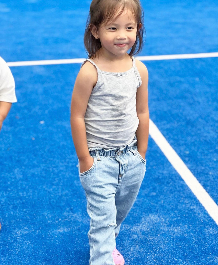 Lisa được mẹ diện cho chiếc áo dây mix cùng quần bò đầy năng động. 