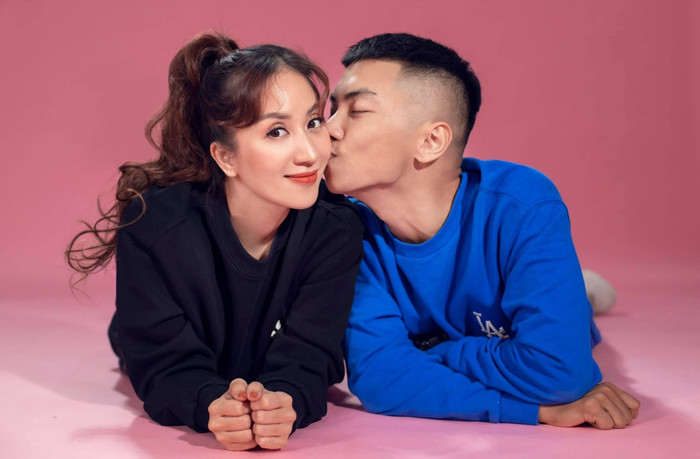 Xuất phát từ mối quan hệ cô trò, Khánh Thi và Phan Hiển dần nảy sinh tình cảm từ lúc nào không hay.