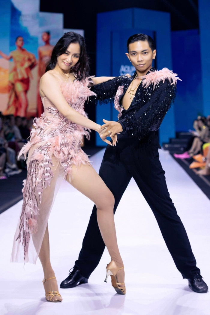 Phan Hiển còn cho thấy ngày một chững chạc và yêu chiều Khánh Thi. 