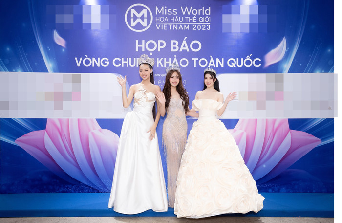 Top 3 Miss World Vietnam 2023 tại họp báo Chung khảo Miss World Vietnam 2023. Dù đang là đương kim, thế nhưng Hoa hậu Mai Phương lại có phần kém nổi bật hơn khi 'lọt thỏm' giữa Hoa hậu Bảo Ngọc và Á hậu Phương Nhi 