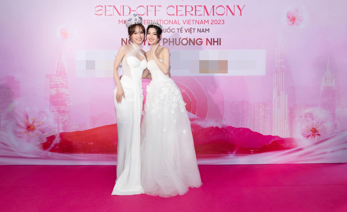 Hoa hậu Mai Phương tại buổi lễ trao sash cho Á hậu Phương Nhi để trở thành đại diện Việt Nam đến với Miss International 2023 