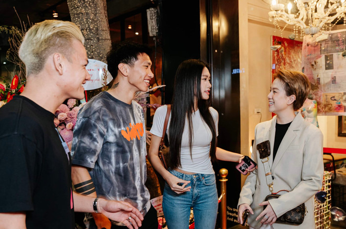 Đoàn Văn Hậu cùng bạn gái Doãn Hải My và Hồ Tấn Tài đến chúc mừng Bảo Hân. Nhan sắc Hải My được khen ngợi ngày càng xinh đẹp.