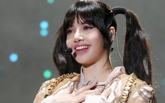 Định nhảy sexy nhưng chợt nhớ phụ huynh đang ngồi xem: Lisa phản ứng ra sao mà hút hàng triệu lượt xem? Ảnh 2