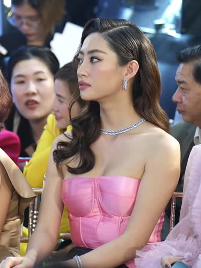 Lương Thùy Linh qua góc máy quay vội.