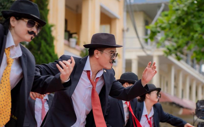 Thầy cô giáo Hải Phòng khiến cả sân trường 'bùng nổ' với tiết mục văn nghệ cực dễ thương ở ngày tổng kết Ảnh 2