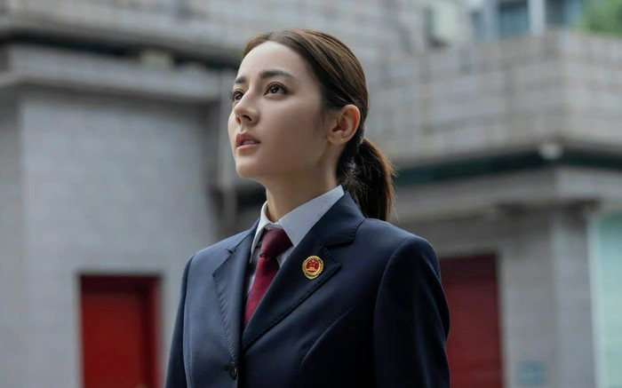 Hóa ra Địch Lệ Nhiệt Ba phải hy sinh nhường này để đóng Công Tố Tinh Anh, vậy mà vẫn bị chê không hợp vai Ảnh 2