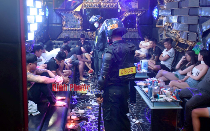 Lực lượng chức năng bắt quả tang nhiều nam nữ thanh niên sử dụng trái phép chất ma túy. Ảnh: Báo Bình Phước