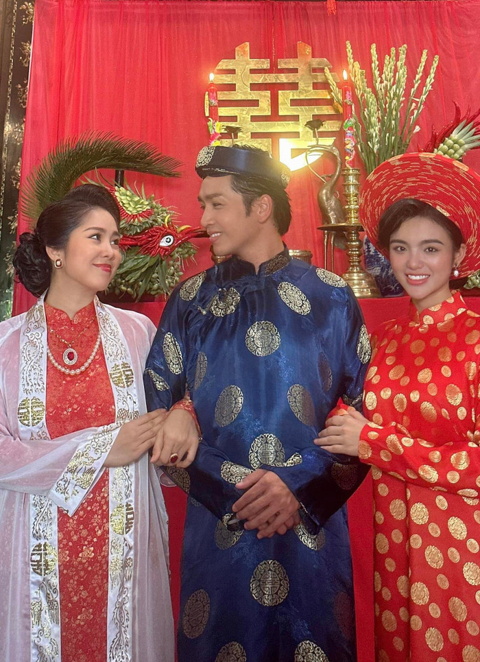 Lê Phương đăng tải tấm hình diện áo dài quý phái sánh đôi bên Bạch Công Khanh.