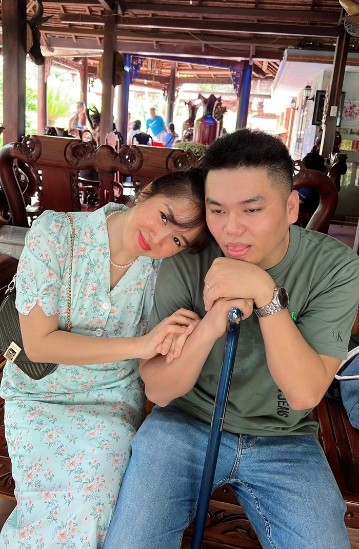 Không chỉ dành tình cảm đong đầy cho Lê Phương, Trung Kiên còn hết mực yêu thương và chăm sóc con trai riêng của vợ. 