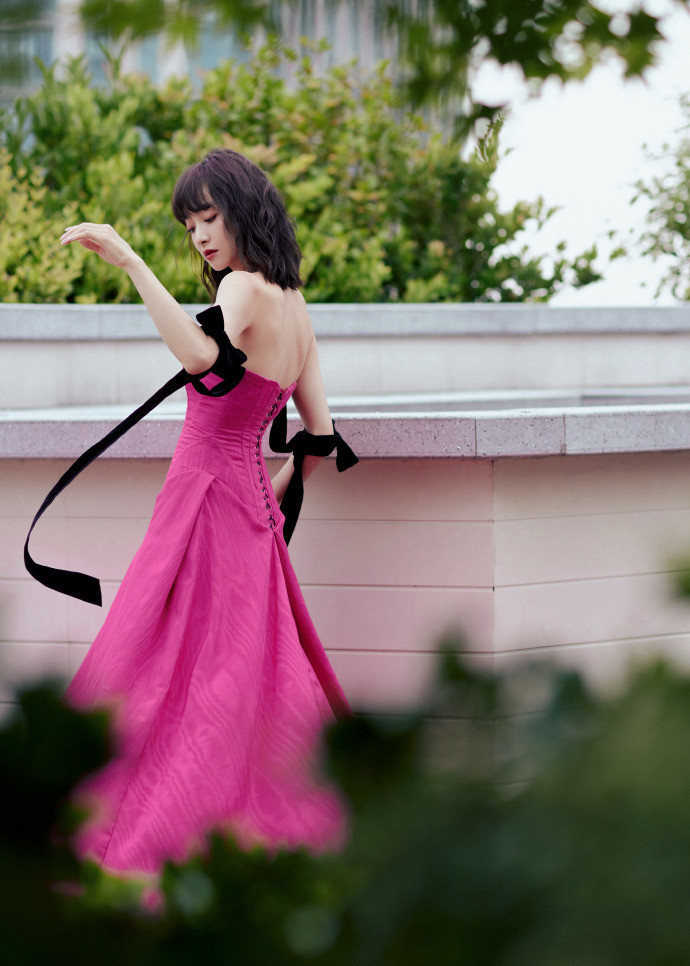 Địch Lệ Nhiệt Ba đẹp tựa Nàng Tiên Cá, Dương Tử gây tranh cãi với lớp trang điểm 'quá đà' trên thảm đỏ Ảnh 3