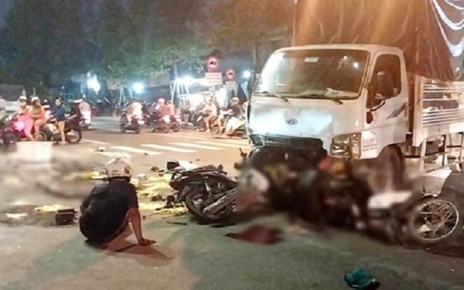 Xe tải tông hàng loạt xe máy dừng đèn đỏ khiến nhiều người thương vong: Tài xế khai nguyên nhân ban đầu Ảnh 2