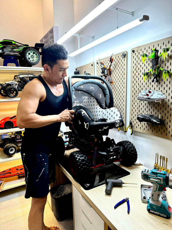 Lý Bình khoe khoảnh khắc đang độ 'siêu xe' cho nhóc tỳ chuẩn bị chào đời.