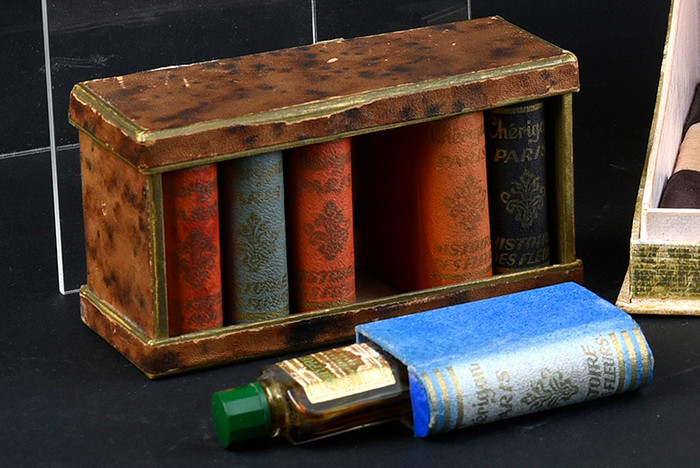 Chai dầu thơm trong quyển sách.