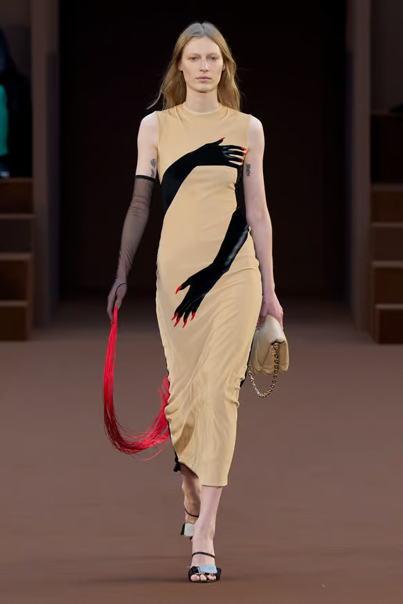 Chủ nghĩa siêu thực trong thời trang: Nghệ thuật đánh lừa thị giác phá bỏ mọi giới hạn Ảnh 17