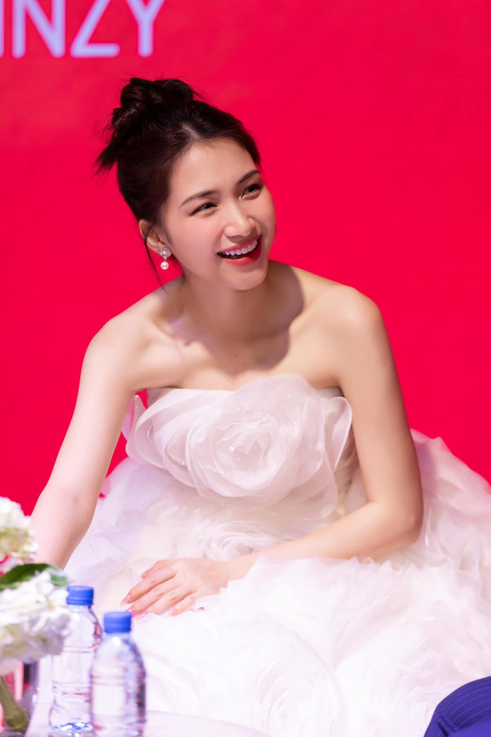 Hòa Minzy luôn nhận được phản ứng nồng nhiệt từ khán giả khi biểu diễn ở trên sân khấu