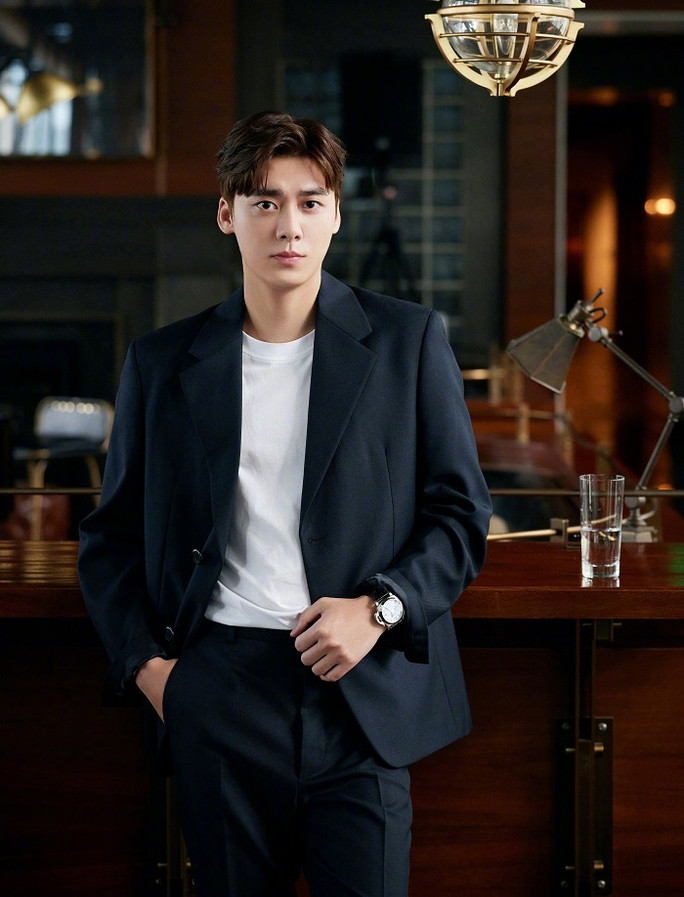 Lý Dịch Phong bị đóng băng 2 triệu cổ phiếu. (Ảnh tổng hợp)