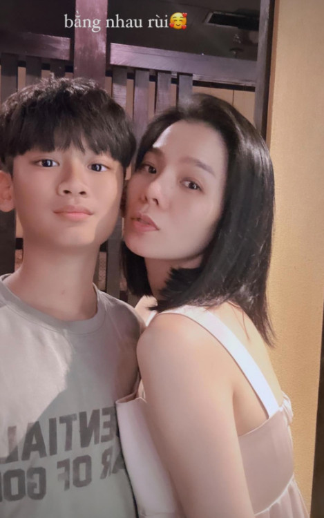 Mới chỉ 12 tuổi, thế nhưng nhóc tỳ đã cao ngang ngửa mẹ 