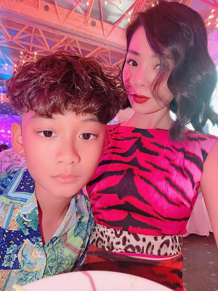 Dù đã ly hôn, thế nhưng Kỳ Anh vẫn nhận được sự quan tâm và yêu thương đầy đủ từ Lệ Quyên và đại gia Đức Huy 