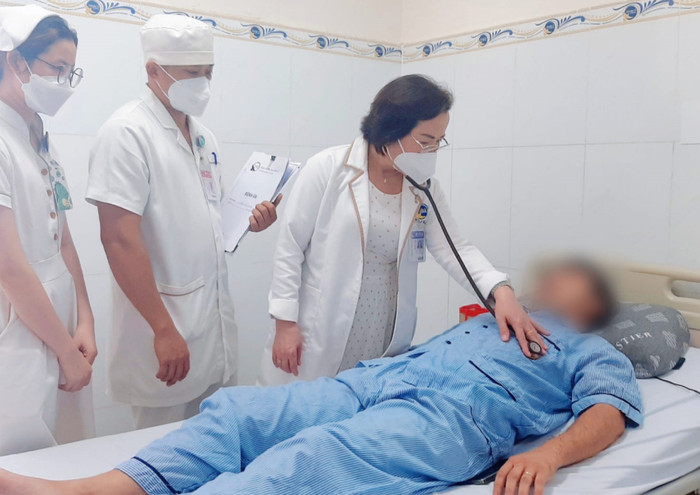 Bác sĩ thăm khám sức khỏe cho bệnh nhân. (Ảnh: BVCC).